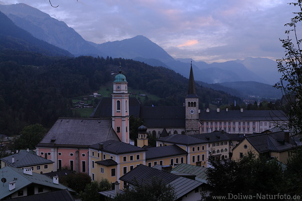 Berchtesgaden Stadt Kirchen in Dämmerung vor Alpenkulisse Berglandschaft