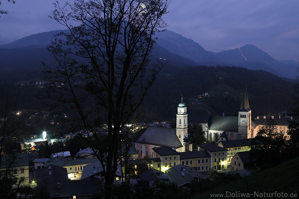 Nachtbild Alpenstadt Berchtesgaden Häuser Stiftskirche in Bergkulisse Oberbayern