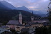 Berchtesgaden Stadt Kirchen in Dämmerung vor Alpenkulisse Berglandschaft