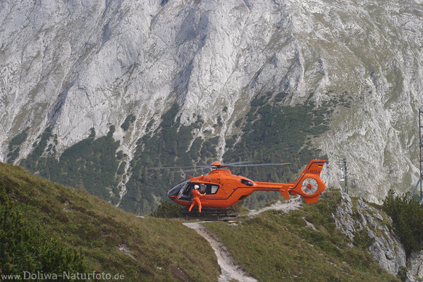 Helikopter Luftrettung am Gipfelwand Notfalleinsatz-Landung auf Bergpfad