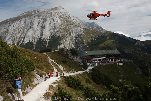 Rettung-Hubschrauber fliegt zur Landung über Wanderweg Jenner Gaststätte