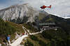 Rettung-Hubschrauber fliegt zur Landung über Wanderweg Jenner Gaststätte