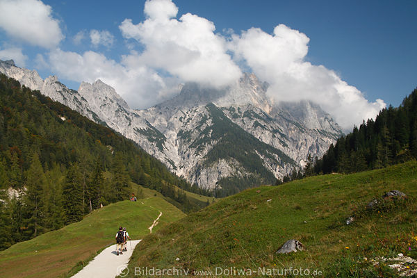 Alpen Wanderparadies Bindalm Naturfoto grandiose Berglandschaft mit Pfad durch Almwiesen
