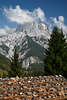 913334_Bindalm Almhütte Gipfelblick über Dachsteine Reiteralpe-Felsen Bild in Wattewolken Wälder grüne Bäume Naturfoto