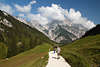 913337_Bindalm Pfad vor Felswand in Wolken Berglandschaft Naturbild mit Wanderer in Nationalpark Berchtesgaden