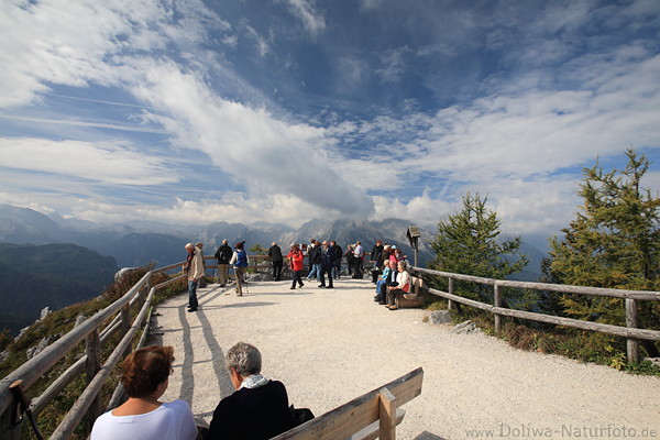 Gipfelplatz Jenner Bergplattform Besucher in Wolkenhöhe Blick auf Watzmann