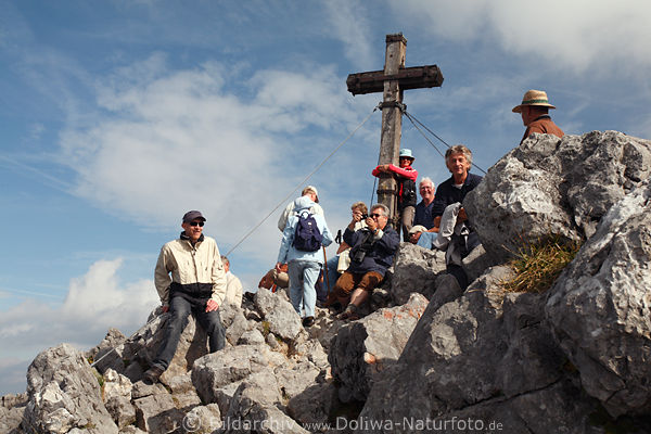 Gipfelstürmer am Jenner-Kreuz in Wolkenhöhe Frauen Männer Wanderer auf Gipfelspitze