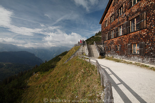 Berggasthaus Jennerbahn holzige Wand Terrasse schöne Bergaussicht mit Touristen in Sonne
