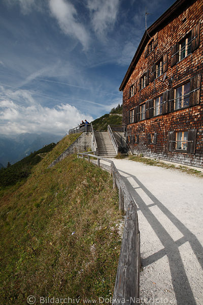 Berggaststätte Jennerbahn Aussicht-Terrasse in Wolkenhöhe des Hochgebirges