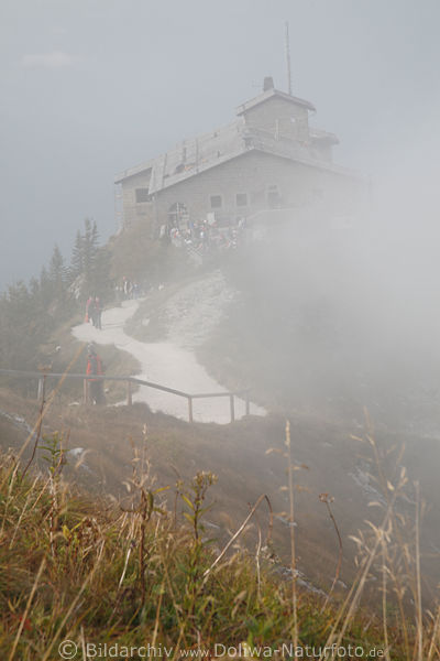 Kehlstein Berghütte im Wolkennebel neblige Stimmung am Gipfel