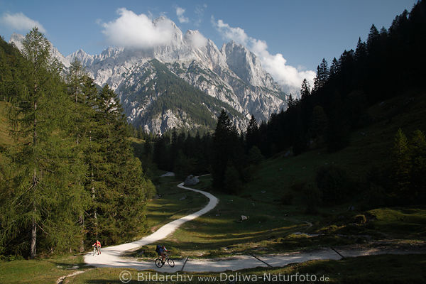 Klausbachtal Berge Radwanderweg Radfahrer Bergpiste vor Ramsauer Dolomiten Naturbild