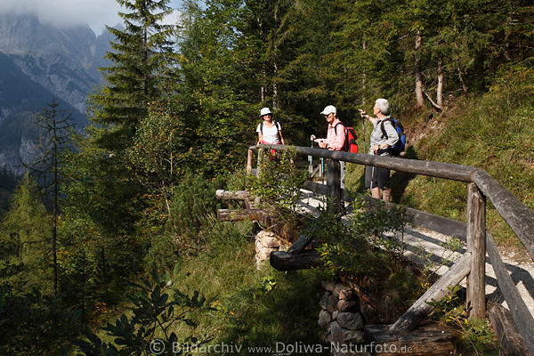 Bergwaldsteg in Klausbachtal Holzbrücke mit Wanderfrauen