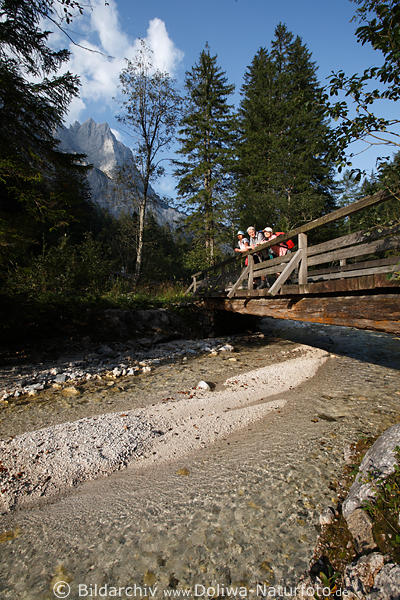 Klausbachbrücke über Bergbachwasser Foto mit Trio Wanderinnen Urlaub in Alpenlandschaft Naturbild