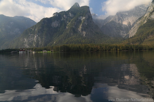 Königssee Berge Gipfelfelsen Spiegelung in Wasserlandschaft Nationalpark Berchtesgaden Alpensee