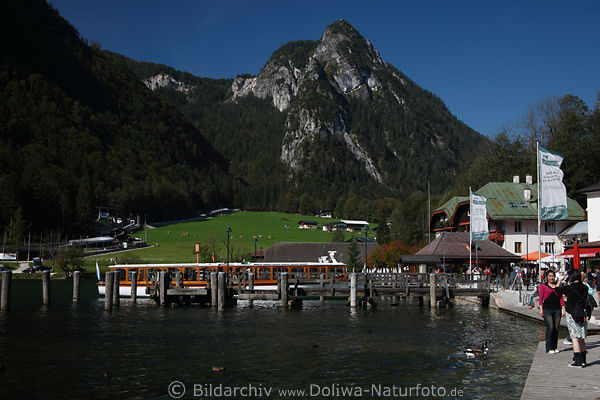 Bootsanlegestelle von Königssee Hafenbucht unter Grünstein Touristinnen am Ufer