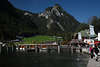 914245_Bootsanlegestelle von Königsseehafen Bilder in Seebucht unter Grünstein mit Touristinnen am Ufer Foto knipsen