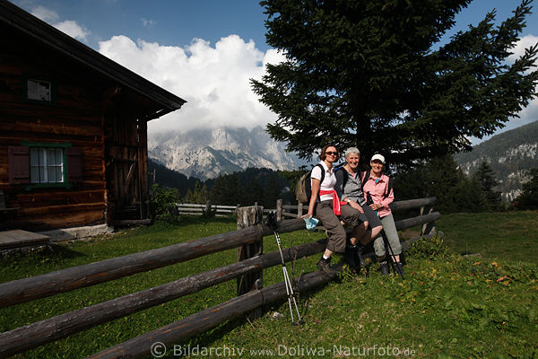 Litzlalm Wanderinnen Trio an Berghütte Holzzaun sitzen in Bergland Almwiese