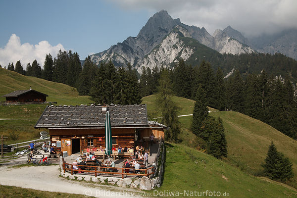 Litzlalm Jausenstation in Bergpanorama voll Urlauber vor Alpen Bergmassiv