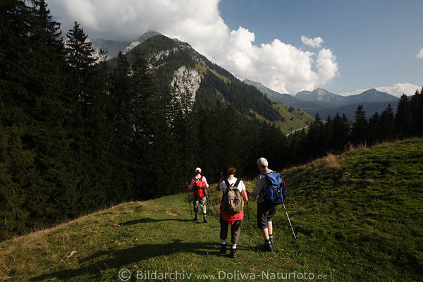 Naturpark Weißbach Berge Landschaftsbild mit Wanderer in Marsch