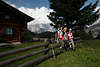 913392_ Litzlalm Wanderinnen Trio an Berghütte Holzzaun sitzen in Bergland Almwiese