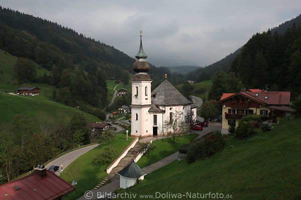 Maria Gern Wallfahrtskirche in grünen Bergtal Wiese Bauernhäuser nah Berchtesgaden