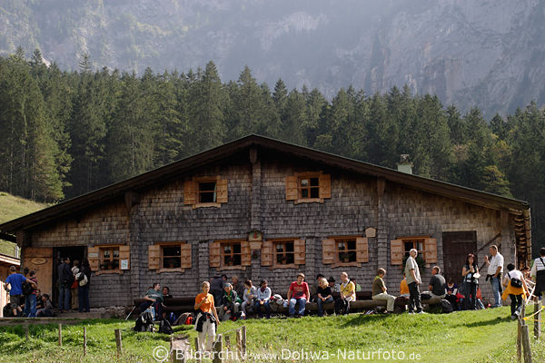 Fischunkelalm Oberseehütte Rast der Jugendlichen Wandertouristen