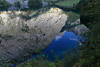 914685_Obersee Berge Felswände Spiegelung im stillen tiefen Bergseewasser Foto, Felsen am blauen Himmel