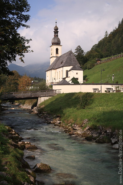 Ramsau Ache Kirche St.Sebastian Tageslicht über Wasser Holzbrücke Alpen Berchtesgadenerland