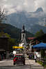 914085_Bergdorf Ramsau Strassenbild Auto Touristen Kirche Bergsicht Berchtesgadenerland Alpen Ferienorf in Natur der Berge