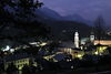 Berchtesgaden Alpenkulisse Nachtfoto Stadttürme bei Abenddämmerung Hauslichter Kirchen