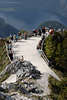 915800_Jenner Berggipfel Aussichtsplattform Besucher über Königssee mit Menschen Seetafel von oben