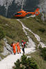 Bergretter Notfalleinsatz auf Alpenpfad Helikopter Luftrettung im Hochgebirge Naturfoto