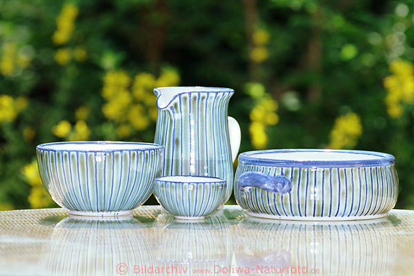 Topfset aus Ton blaue Töpfe gestreifte Vasen fertige Tonwaren Kunsthandwerk
