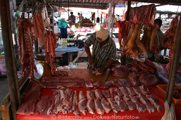 Fleischer Markt Arbeitsfoto Rohfleisch schneiden in Fleischstücke