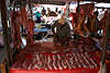 Fleischer Marktstand Arbeiter schneidet Fleisch