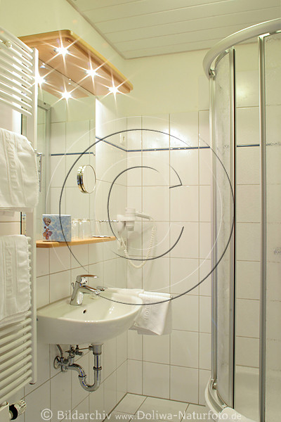Badedusche helles Bild weisses Badezimmer Fliesenwände Badausstattung Glanzlichter