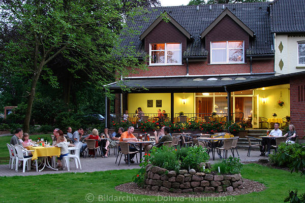 Biergarten Gasthofgäste Gemütlichkeit Essen Kaffeezeit Hotel Einrichtung abendliche Stimmung