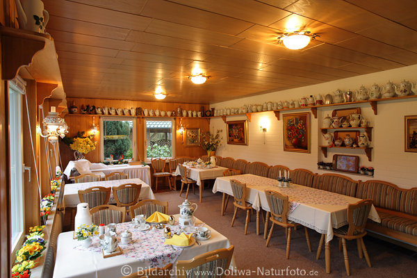 Essraum Speisesaal Frühstücksraum rustikal Esszimmer Esstische Stühle unter Holzdecke in Lampemlicht