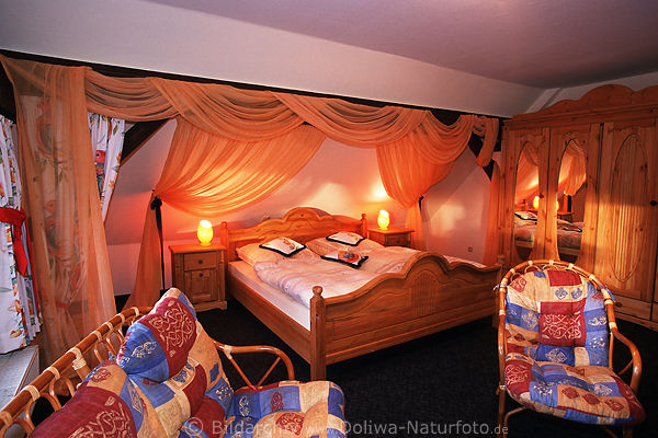 Hotelsuite Zimmerausstattung Bett rustikale Raumeinrichtung Gemütlichkeit