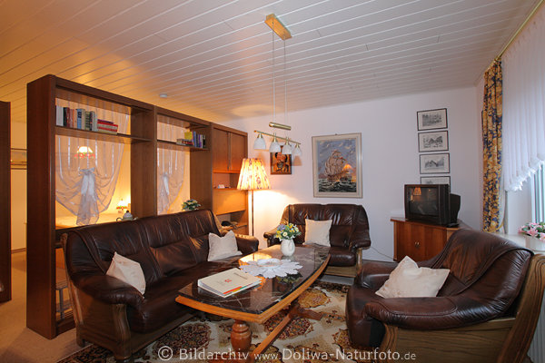 Regalraumteilung rustikal Wohnidylle in Lampenlicht Holz-Ledergarnitur Sitzecke mit Lesetisch