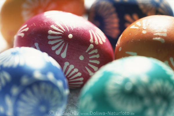 Bemalte Ostereier Foto farbiger Eier mit Mustern zu Osterntradition Brauch