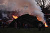 700549_ Kinder am Osterfeuer Rauch & Flammen, Kinderspass bei Osterfeuerparty, Menschen, Feuer
