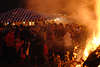 700578_ Menschen bei Osterfeuer Party in Wärme der Flammen in Rotlicht, Familien bei Osterfest in Nachtbild
