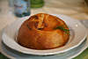 800439_ Brotschale Foto, Brottopf gefüllt mit Krabbensuppe verziert mit Dill serviert auf Teller, Brot Bild