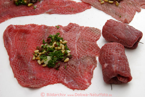 Rindfleisch Rinderrouladen gerollt flach roh Fleischscheiben mit Rosinen Knoblauch-Füllung