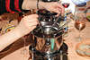Fondue bedienende Händepaar über Topf mit siedendem Öl um Fleisch