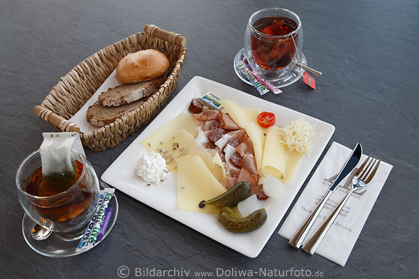 Jausen-Teller Stilleben Speckwurst mit Käse Brotkorb Teegläser