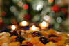 40180_Obstsahnetorte, Früchte in Gelee mit Sahne vor Kerzlicht am Weihnachtsbaum