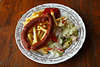 106509_Würstchen mit Pommes frites + Salat Speise Foto Gericht auf Teller  serviert auf Holzplatte