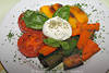 1102001_Grillgemüse Bilder warme Speise Foodfoto: gegrillte Möhren Zucchini Tomaten Mozzarella Käse auf Basilikumblätter